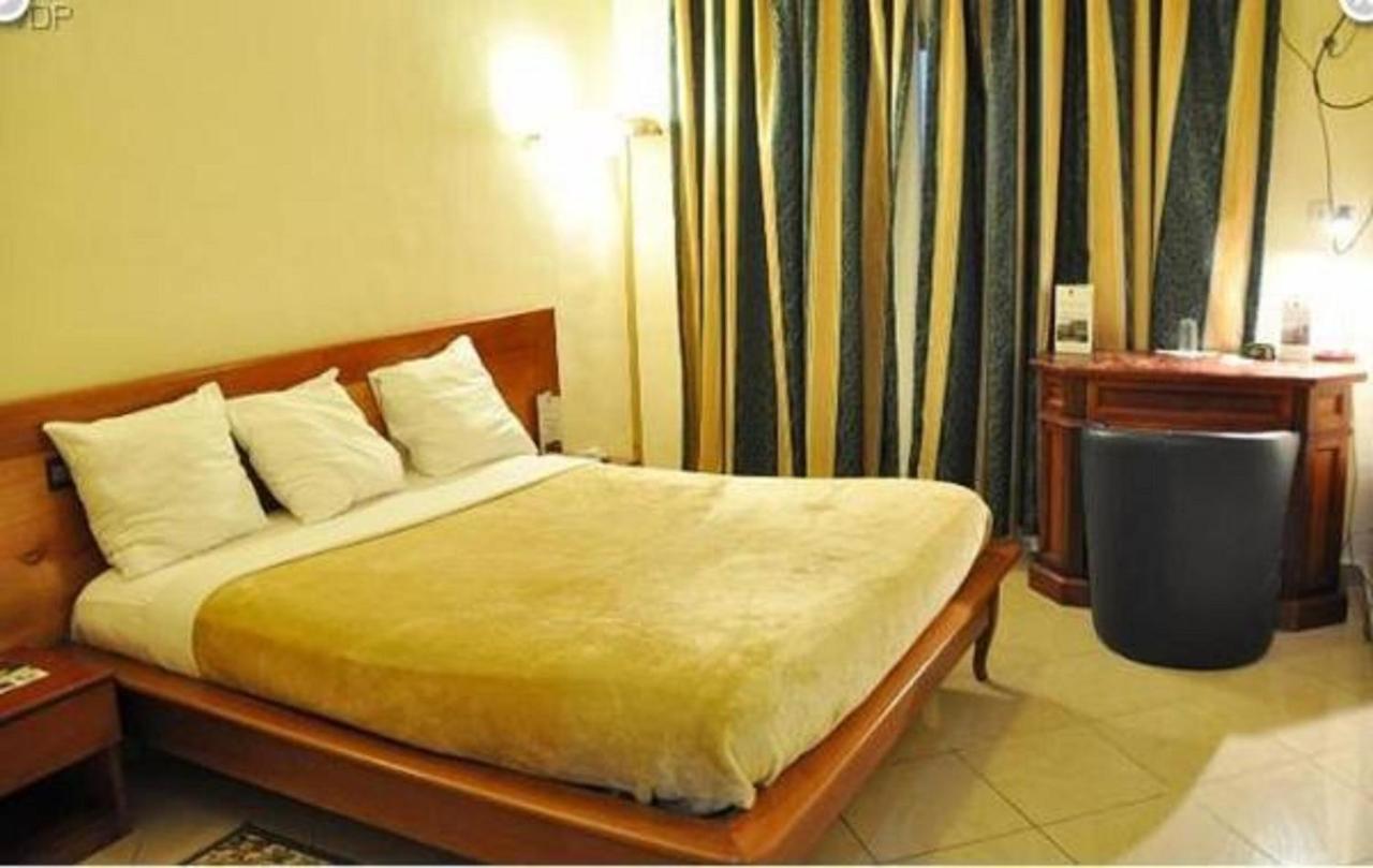 Hotel Vallée Des Princes Douala Esterno foto
