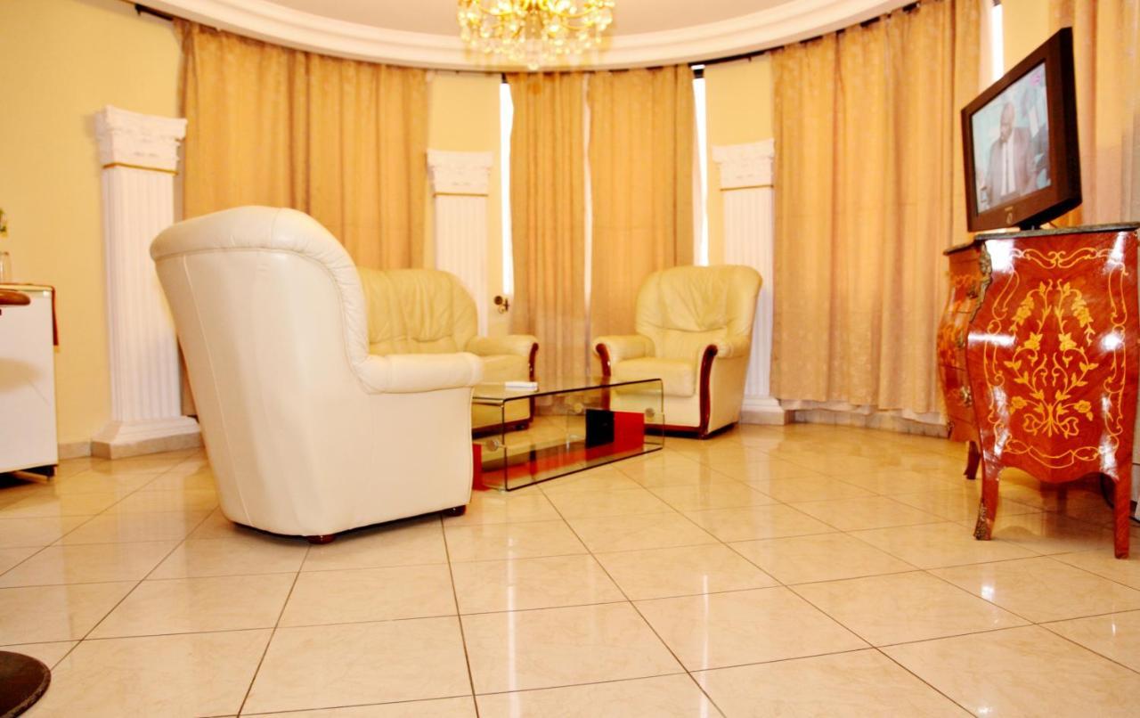 Hotel Vallée Des Princes Douala Esterno foto