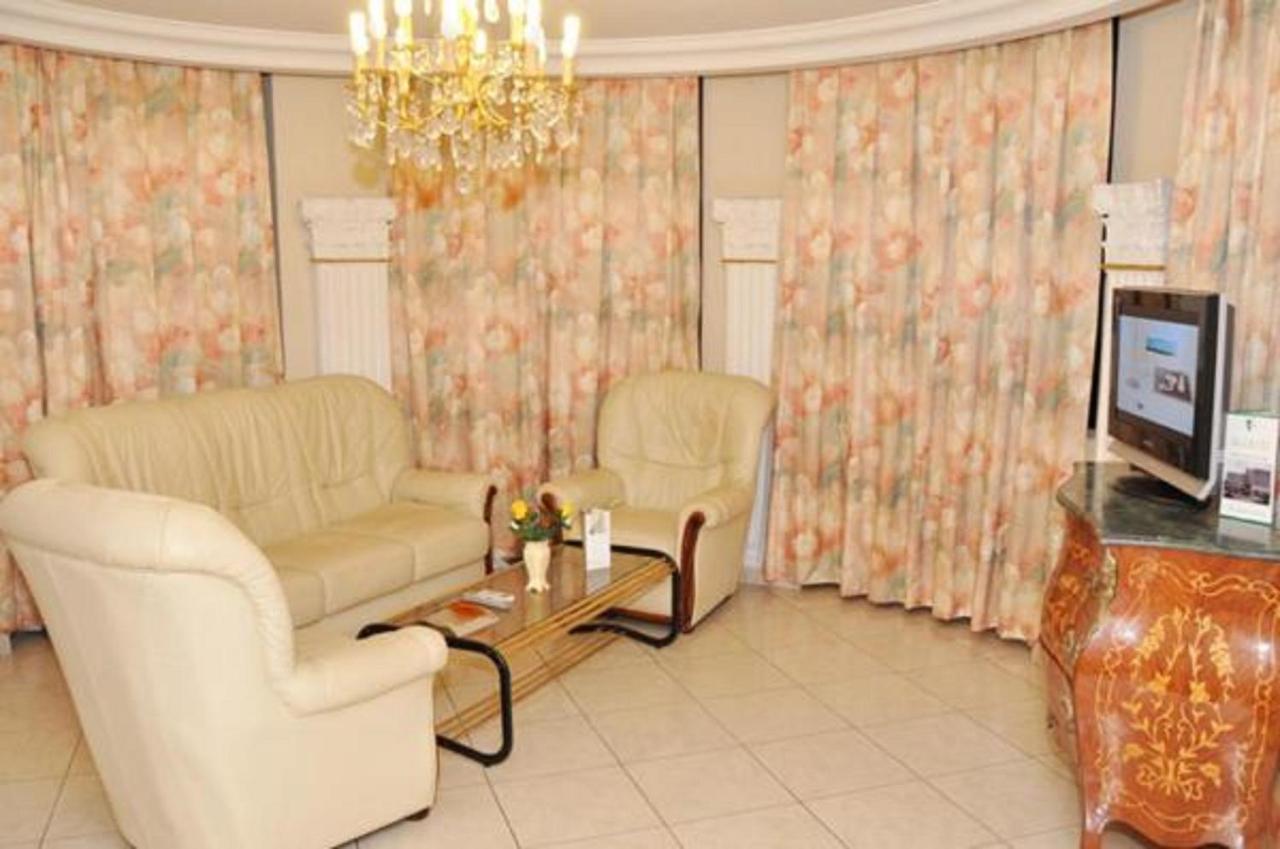 Hotel Vallée Des Princes Douala Esterno foto