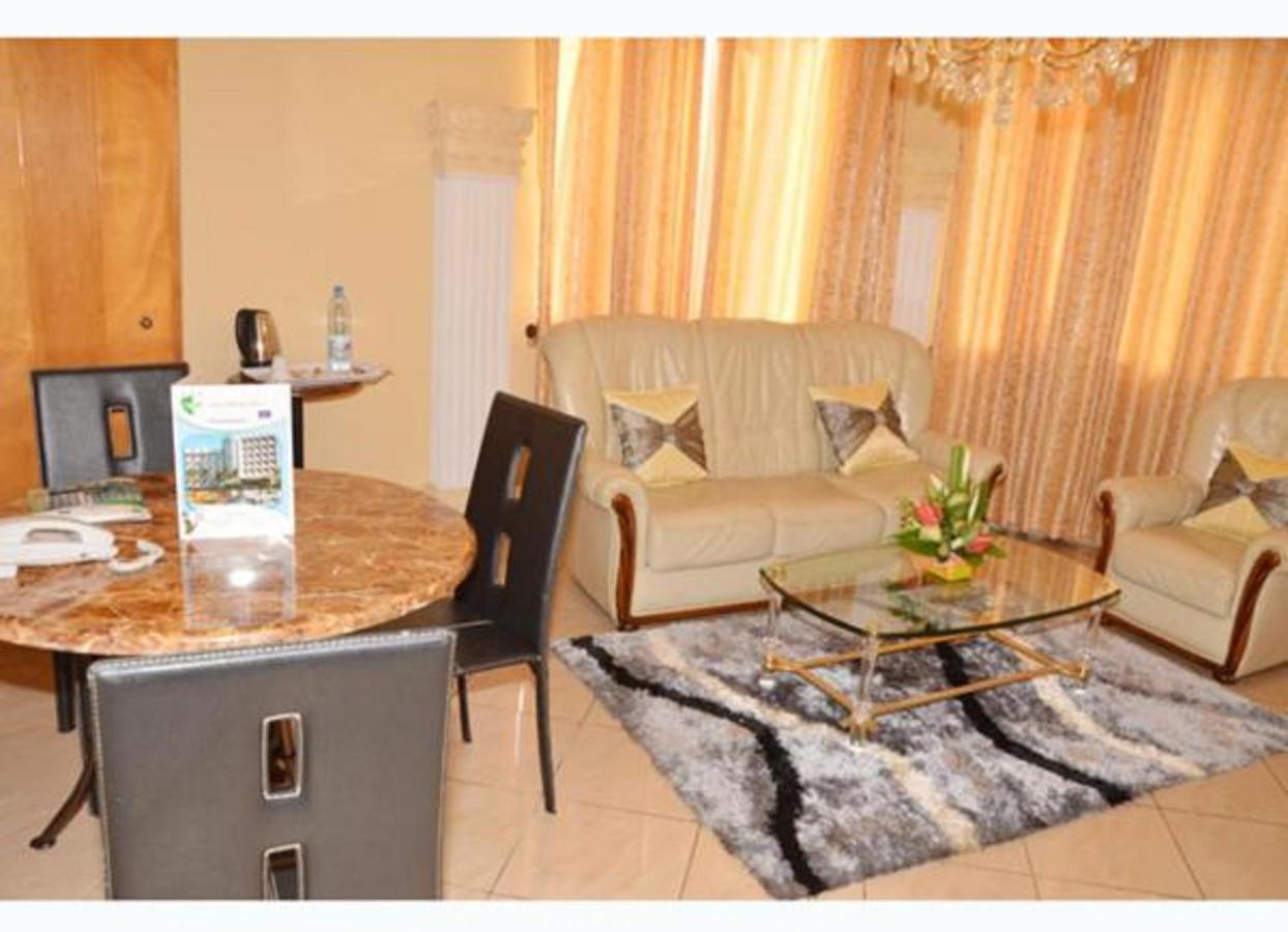 Hotel Vallée Des Princes Douala Esterno foto