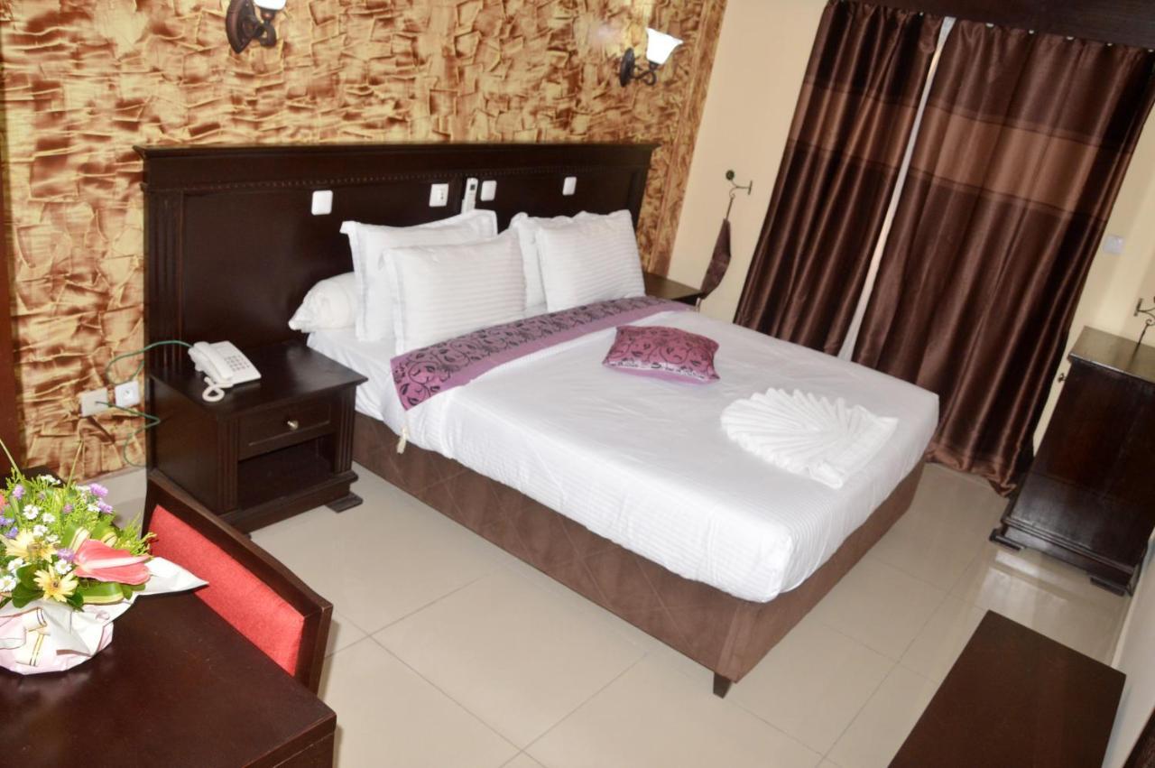 Hotel Vallée Des Princes Douala Esterno foto
