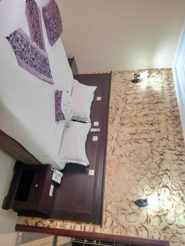 Hotel Vallée Des Princes Douala Esterno foto