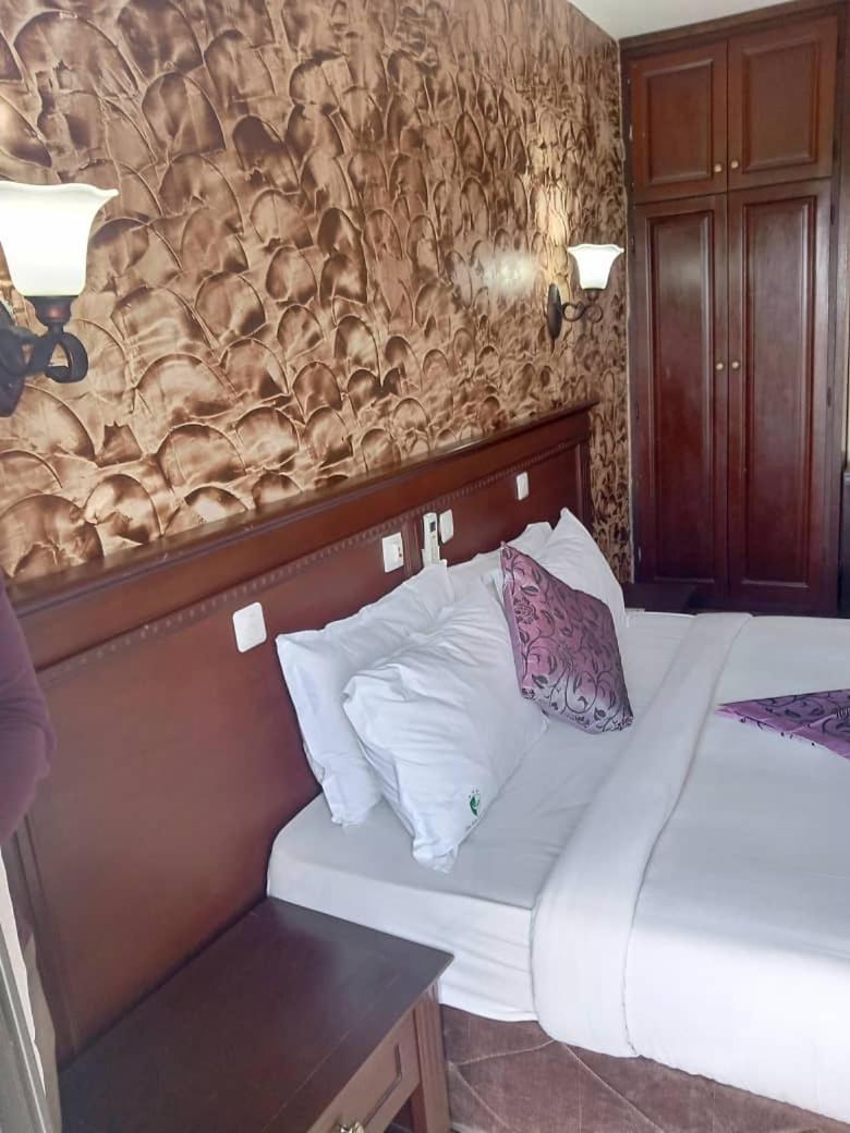Hotel Vallée Des Princes Douala Esterno foto