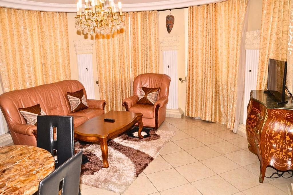 Hotel Vallée Des Princes Douala Esterno foto